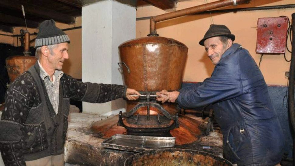 Vești extraordinare pentru cei care fac țuică acasă. Crește plafonul pentru cantitatea scutită de accize anual 