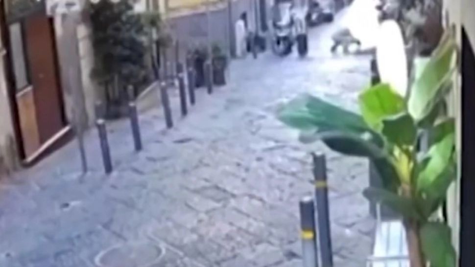 Moarte cumplită pentru o tânără. Se afla în vacanță cu iubitul ei când i-a căzut o statuie în cap - VIDEO