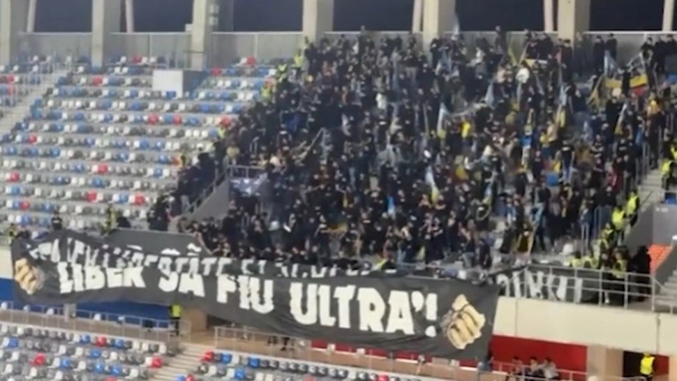 Bătaie cruntă între jandarmi și ultrași la meciul FCSB - Petrolul. A plouat cu amenzi, 11 suporteri s-au ales cu interdicții pe stadion 