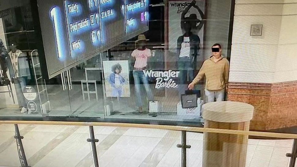 Hoțul creativ de 22 de ani care i-a uimit pe oamenii legii. A stat ore întregi în vitrină pe post de manechin pentru a fura la închiderea magazinului