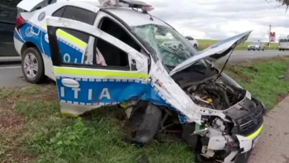 Mașină de poliție implicată între-un accident pe DN 22 în Vrancea. Circulația a fost îngreunată