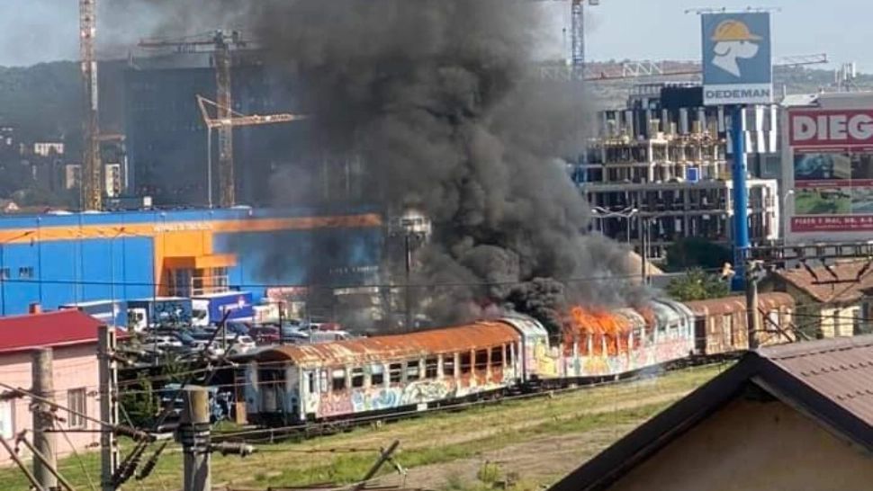Incendiu în gara din Cluj. Un vagon dezafectat a luat foc, iar flacăra s-a extins la o magazie din apropiere FOTO/VIDEO