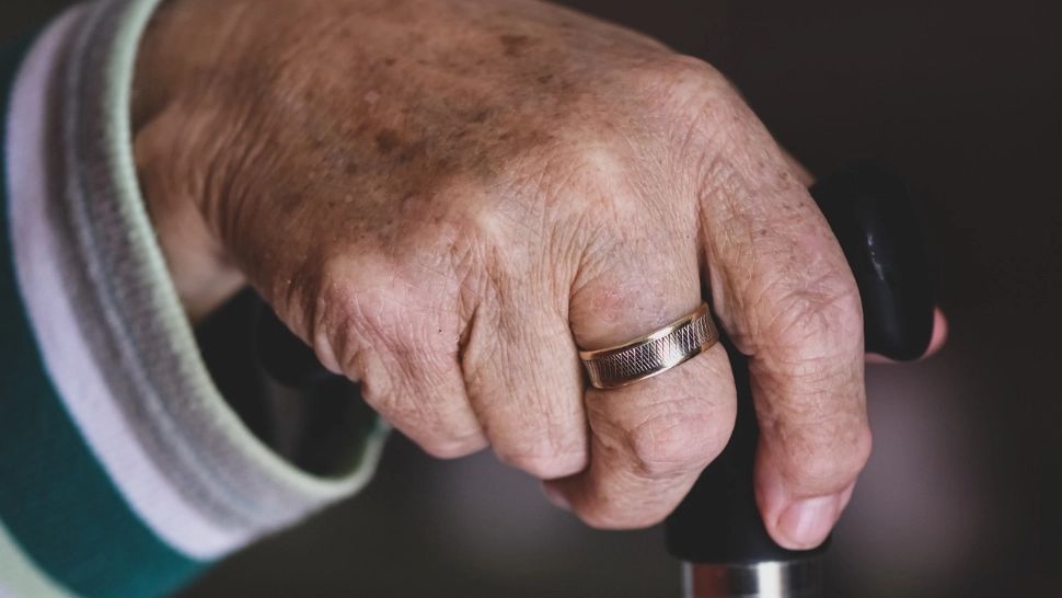 Pensionarii din România, din nou umiliți de stat: Zeci de seniori nu au primit nici acum deciziile de recalculare