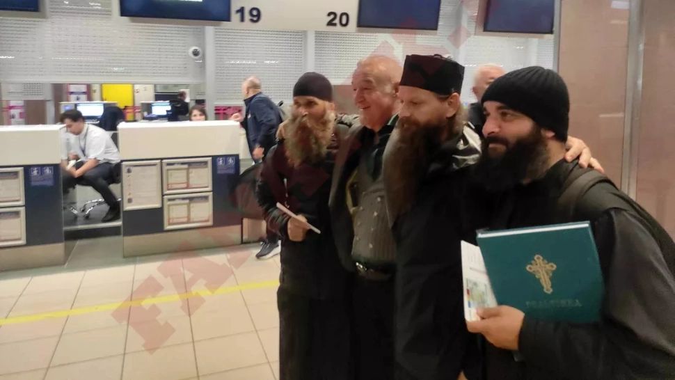 Gigi Becali, show în aeroportul „Henri Coandă”. A venit cu trei preoți