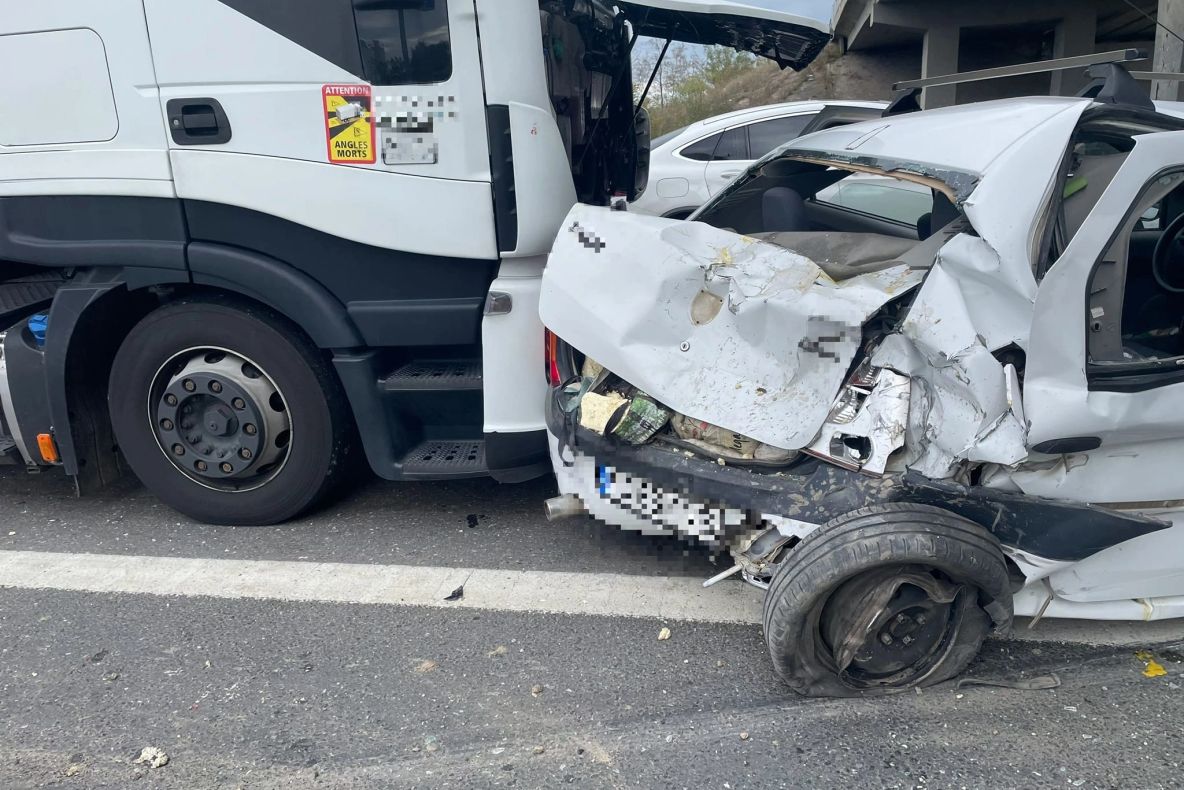 Carambol în Brașov. Patru mașini s-au lovit lângă localitatea Hoghiz. Două persoane sunt rănite