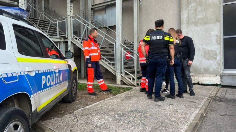 Tânără din Botoșani, convinsă de un bărbat să nu se SINUCIDĂ aruncându-se de pe clădirea unui centru comercial - VIDEO