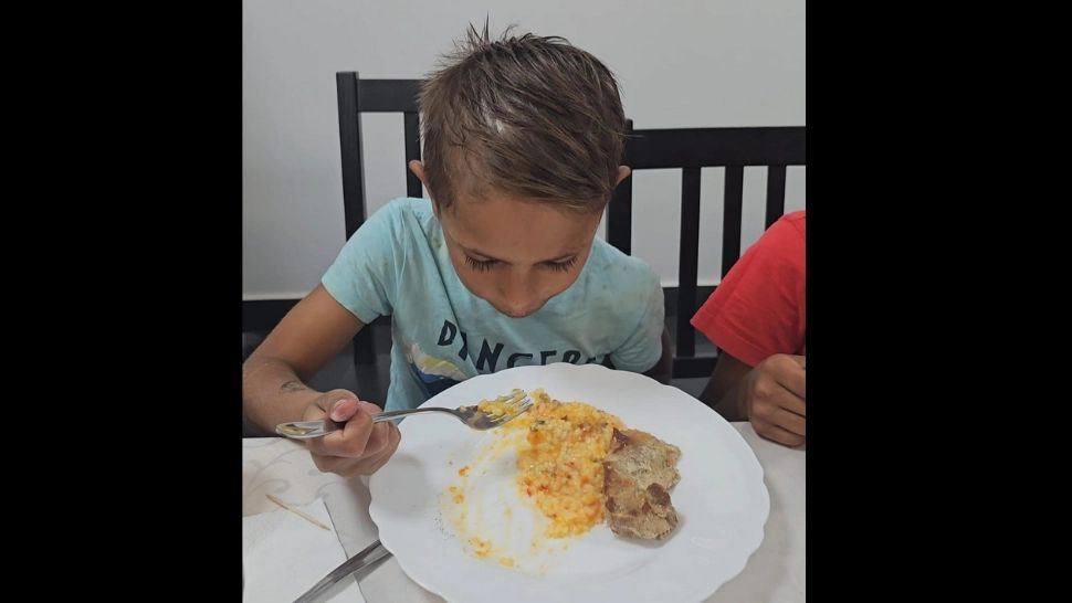 Zeci de copii și bătrâni dintr-un sat din Teleorman depind de ajutorul preotului pentru hrana zilnică. Orice ajutor contează