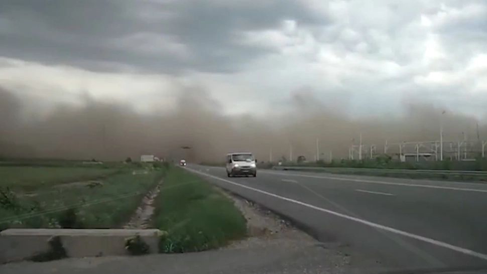 Imagini apocaliptice la Craiova: orașul a fost acoperit de un nor de CENUȘĂ. O femeie a ajuns la spital: cât de periculos este praful 