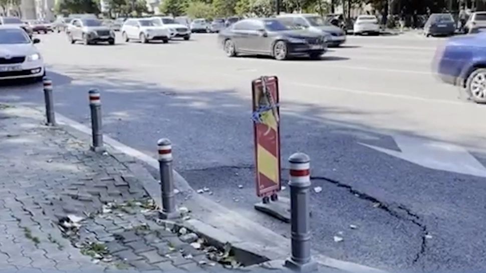 Clipe de panică în trafic, la Constanța: șoseaua s-a surpat chiar sub ochii șoferilor. Imagini halucinante