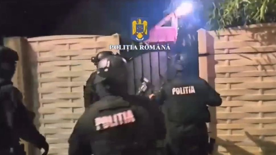 Rețea de cămătari, călcată de mascați la primele ore ale dimineții. 30 de persoane vor fi audiate. SURSE: Sunt vizați membrii grupării Zabar