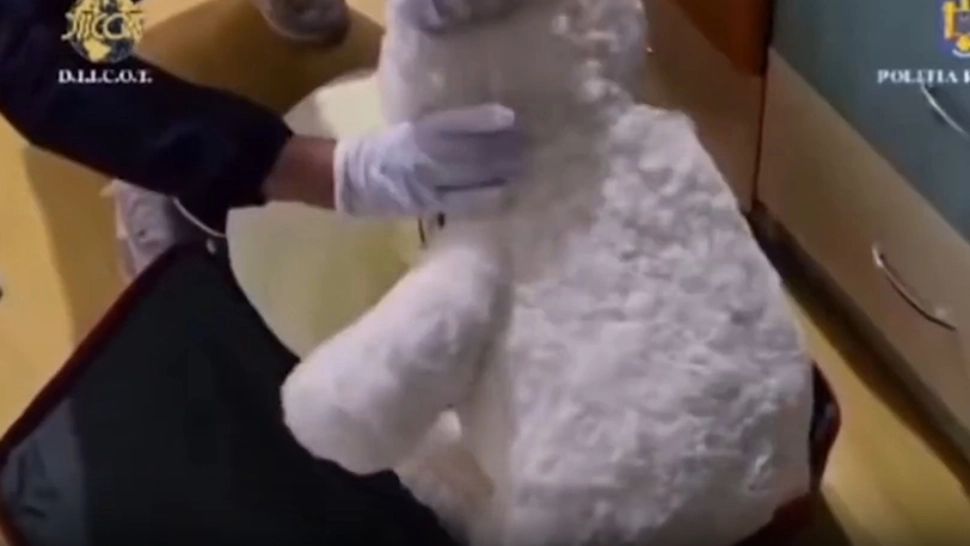 Dealerii de droguri nu au limite! 5 kilograme de stupefiante, ascunse printre jucării, într-un colet trimis din Spania la Brăila