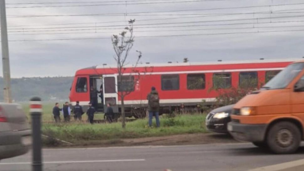 Femeie din Iași, în stare gravă la spital după ce a fost lovită de tren. Victima urmează să fie operată de urgență