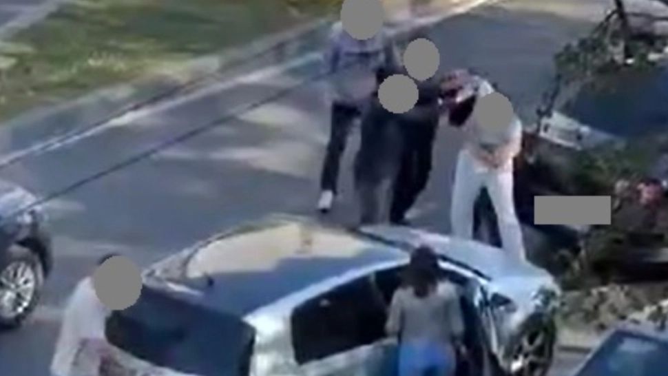 Scandal-monstru în trafic, la Timișoara. 3 tineri s-au luat la ceartă, iar unul dintre ei a folosit sprayul lacrimogen: a intervenit poliția