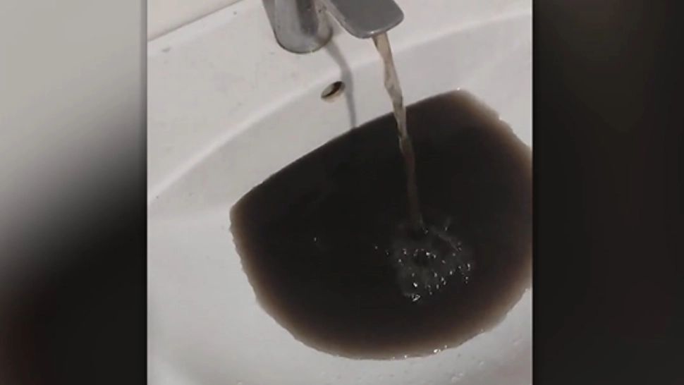  Apă cu nămol la robinet, la Bălești, Gorj! Primarul, reacție halucinantă: Se mai întâmplă