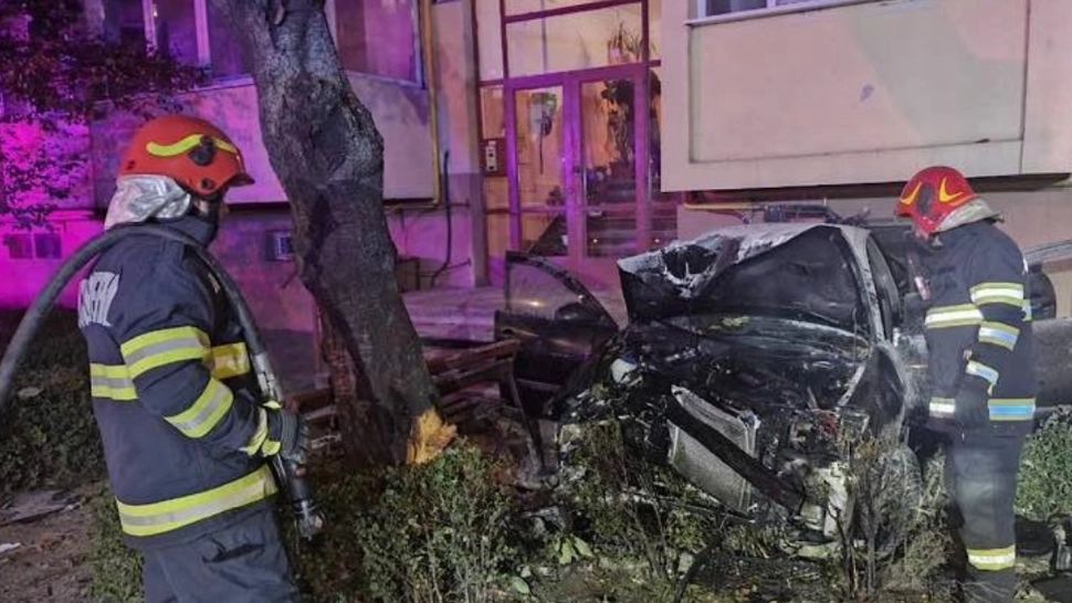 Mașină făcută ghem de fiare, după ce a intrat cu viteză într-o scară de bloc. În urma impactului violent, s-a aprins ca o torță! - FOTO