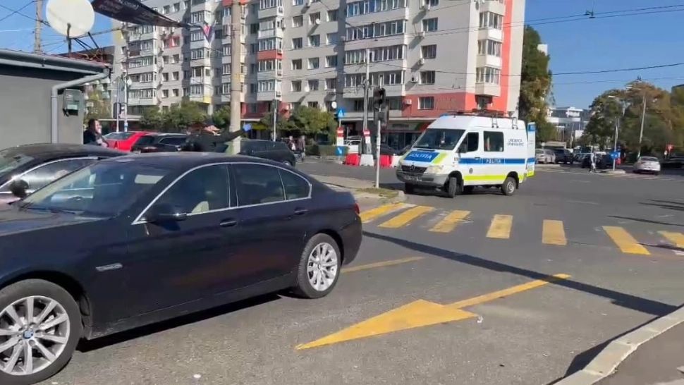 Scene șocante în Capitală. Una dintre femeile care au atacat-o în trecut pe Mirela Vaida s-a aruncat în fața unei mașini