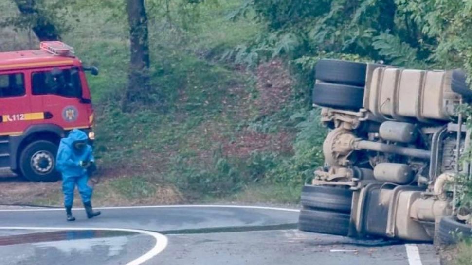 O cisternă cu substanţe periculoase s-a răsturnat la Măgura Bacăului. Traficul rutier, deviat pe o rută alternativă
