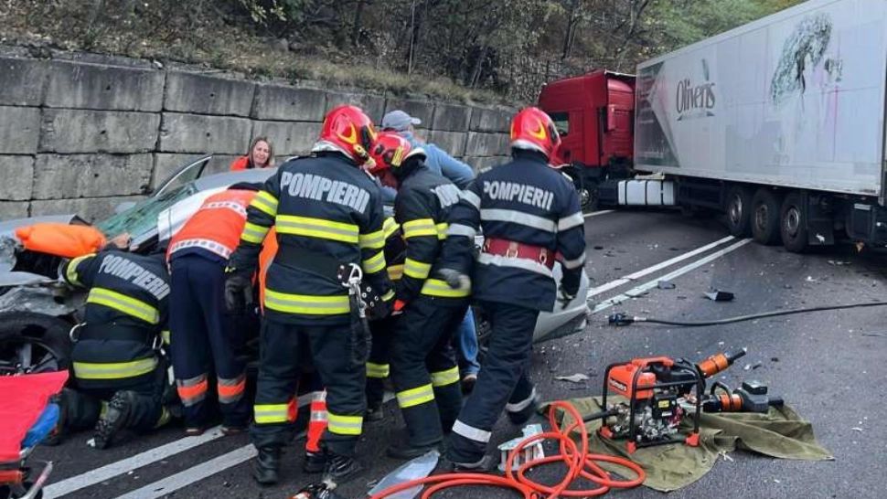 Accident pe Valea Oltului: O mașină după s-a izbit de un camion. Au intervenit echipele de descarcerare. Traficul pe DN 7 - blocat total