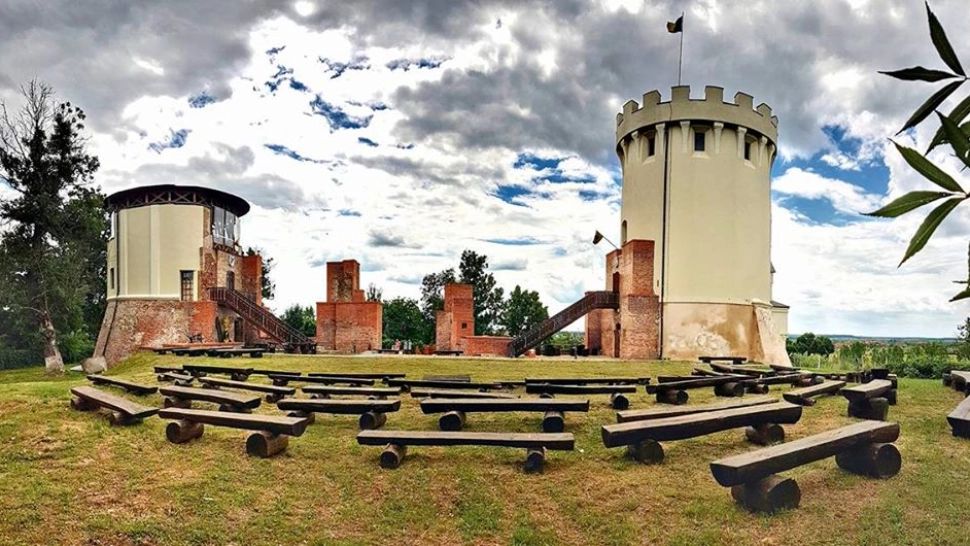 Locul din România care ascunde tuneluri subterane. Legendele vorbesc despre o fată care bântuie pivnițele întunecate