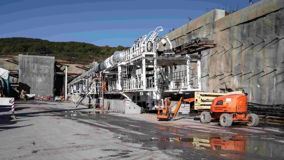 AKTOR deschide un nou front de lucru pe calea ferată Brașov-Sighișoara: a început forarea tunelurilor Homorod pe tronsonul Apața-Cața (P) - FOTO