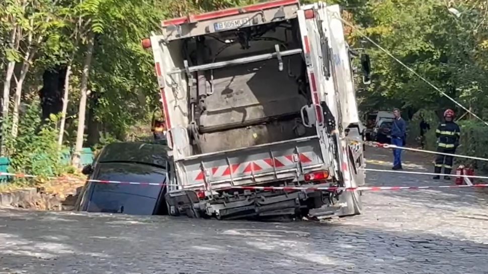 De ce s-a prăbușit asfaltul pe str. Orhideelor, din București. Ce a determinat formarea craterului care a înghițit o mașină