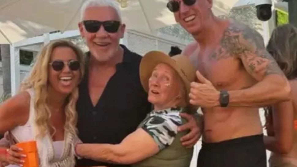 O bunică de 86 de ani își face de cap în Ibiza! Umblă în bikini, bea bere și le face ochi dulci chelnerilor - FOTO