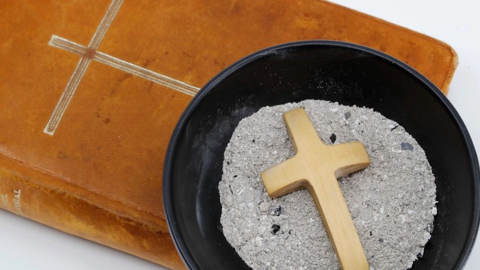 O văduvă a mâncat cenușa soțului, iar după aceea a scris o carte. Ce a împins-o către acest gest extrem VIDEO