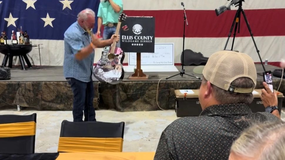 Un american a plătit 4.000 de dolari pe o chitară semnată de Taylor Swift și apoi a distrus-o. De ce a recurs la acest gest - VIDEO