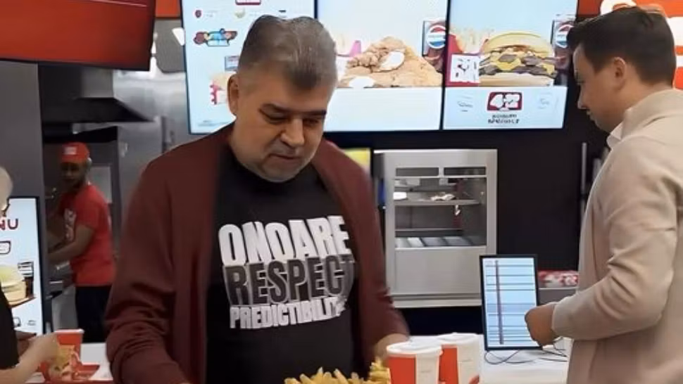 Marcel Ciolacu lansează ironii la Nicolae Ciucă, în plină campanie. Ce și-a scris pe tricou 