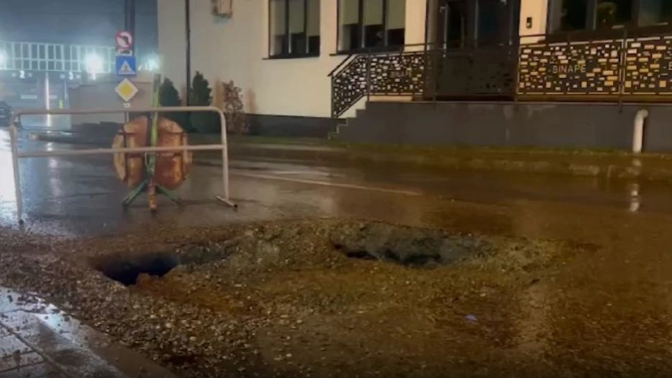 Alertă: s-a surpat asfaltul. Mașini distruse, clipe de panică în Botoșani