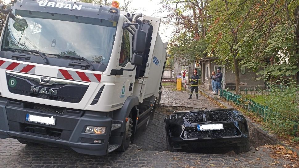 Bolid de lux înghițit de o groapă, pe o stradă din apropierea unei grădinițe din București, după ce asfaltul s-a surpat. Ce spune Primăria - VIDEO