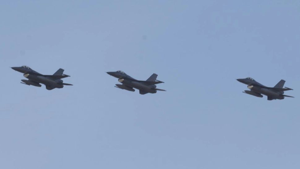 Un nou lot de trei super - avioane F-16 Fighting Falcon a sosit la Câmpia Turzii