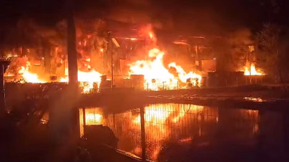 Incendiu de proporții la o fabrică de reciclare a gunoaielor și deșeurilor din Iași. S-au făcut scrum 8.000 de metri pătrați de haleVIDEO