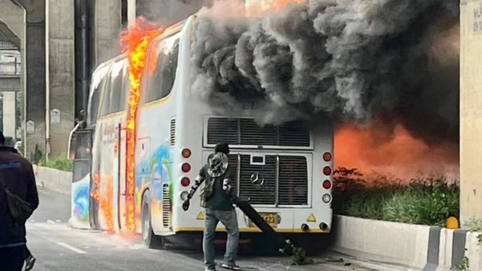 Autobuz școlar, cuprins de foc în excursie! Cel puțin 23 de persoane au murit, într-un incendiu devastator - VIDEO
