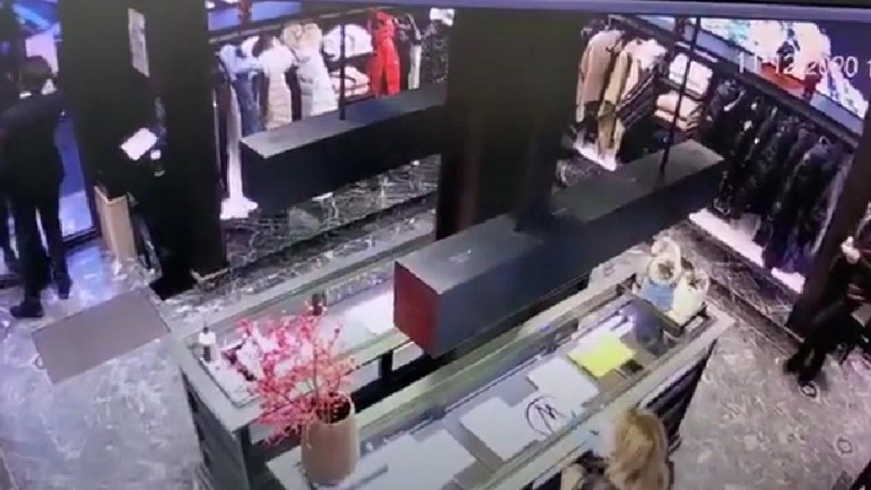 Magazin de lux jefuit în doar 4 minute. Pagubă de un milion de euro - VIDEO