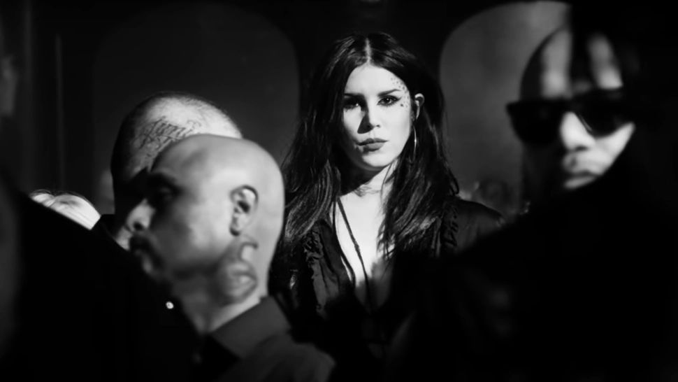 Ce înseamnă când cineva se îmbracă frecvent în negru? Explicația unui psiholog