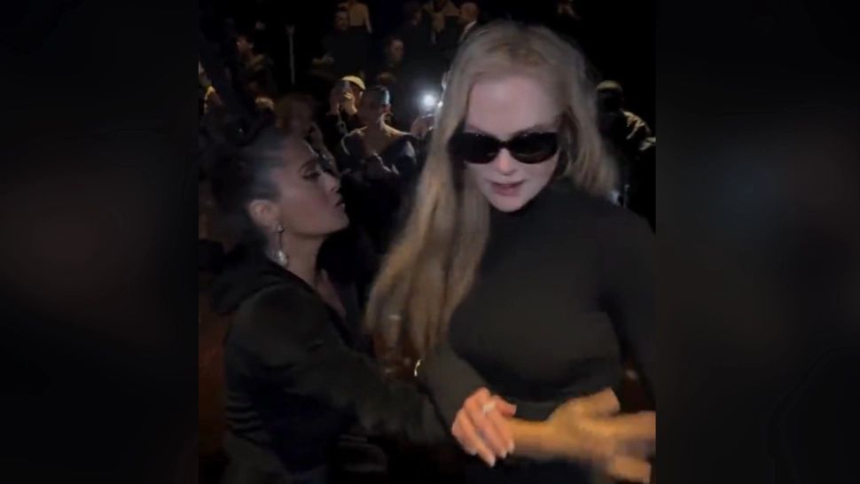 Nicole Kidman și Salma Hayek, moment tensionat la Paris Fashion Week. Gestul BRUTAL făcut de fosta soție a lui Tom Cruise - VIDEO
