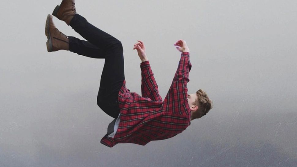 Scene ca-n filmele de comedie în Sectorul 4. Un bărbat decis să se arunce de la balcon a plonjat din etaj în etaj, fiind prins de polițiștii aflați la vecini și la sol 