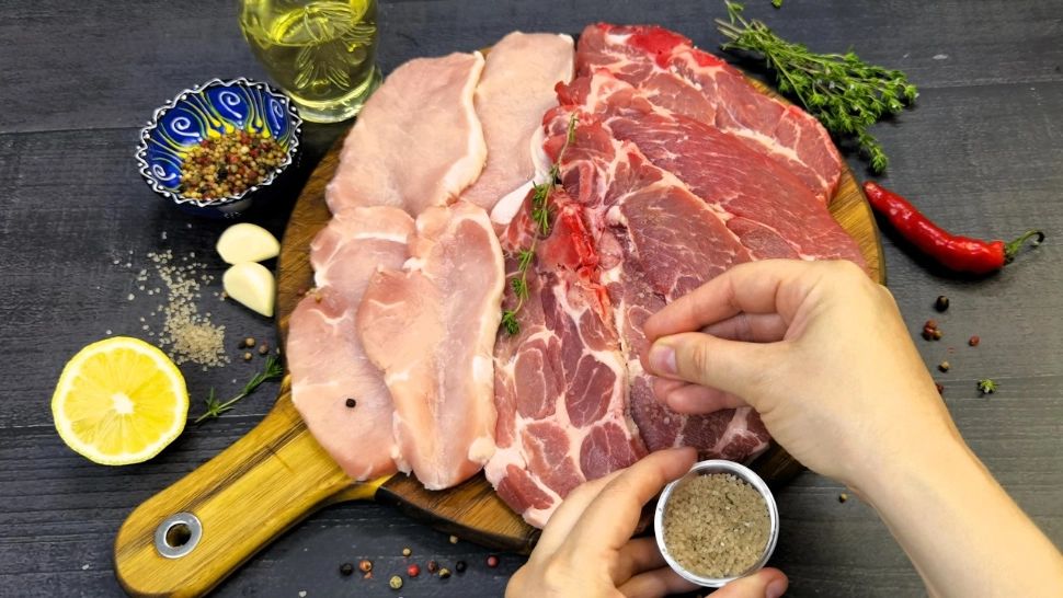 Seceta umflă iar prețurile alimentelor. Scumpiri la ulei și carne de porc