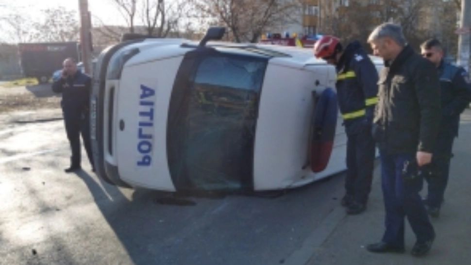 Accident rutier în București. O autospecială a poliției care transporta doi deținuți a fost spulberată de o altă mașină