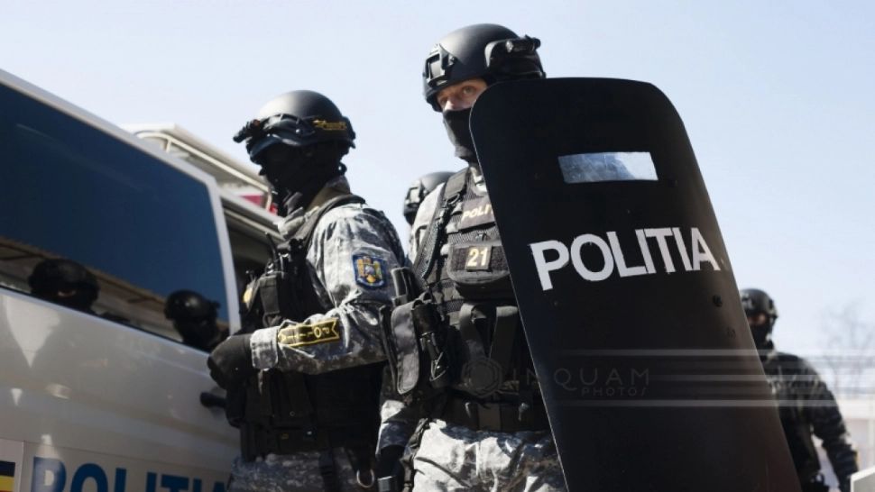 Zece bărbați arestați pentru furt de băuturi alcoolice de 800.000 de lei