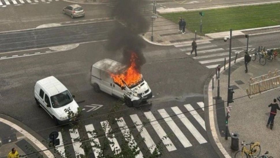 Atac armat în plină zi: O bandă criminală a deschis focul asupra unei furgonete cu valori