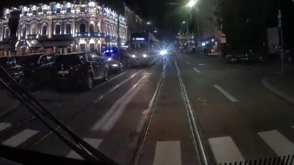 Tupeu MAXIM! Și-a parcat mașina pe linia de tramvai, apoi a ieșit în pijamele să vadă ce haos a creat