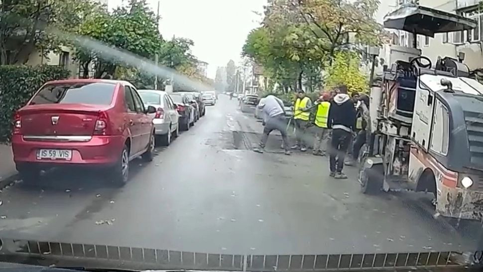 Incident periculos la Vaslui: Dorel lovește din nou! „Târnăcopul zburător” a trecut la milimetru de colegii săi