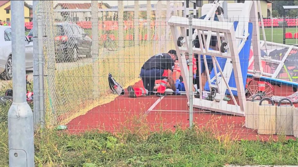 Elev transportat la spital, după ce panoul unui coș de baschet a căzut peste el. Poliția a deschis dosar penal - VIDEO