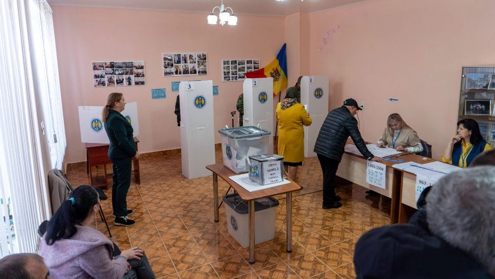 Referendum Republica Moldova. Răsturnare de situație. Moldovenii, vot surprinzător pentru aderarea la UE. Rusia acuză fraude masive