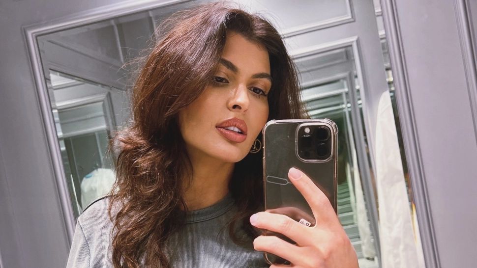 Fosta asistentă TV Mădălina Pamfile, încătușată de polițiști și dusă la IML, după ce a fost prinsă beată la volan