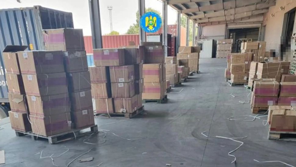 Două TIR-uri cu electrocasnice, descoprite la vamă cu... mii de parfumuri contrafăcute