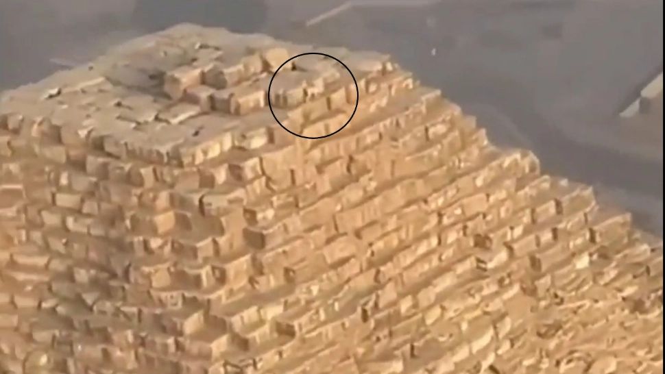 Imagini ULUITOARE în vârful Marii Piramide din Egipt. Cum a reușit un câine să escaladeze structura gigantică - VIDEO