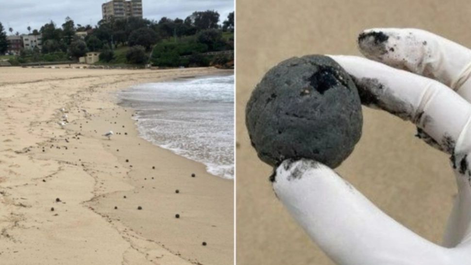 Două dintre cele mai populare plaje, ÎNCHISE după apariția unor bile negre misterioase în apă. Autoritățile, în stare de alertă maximă